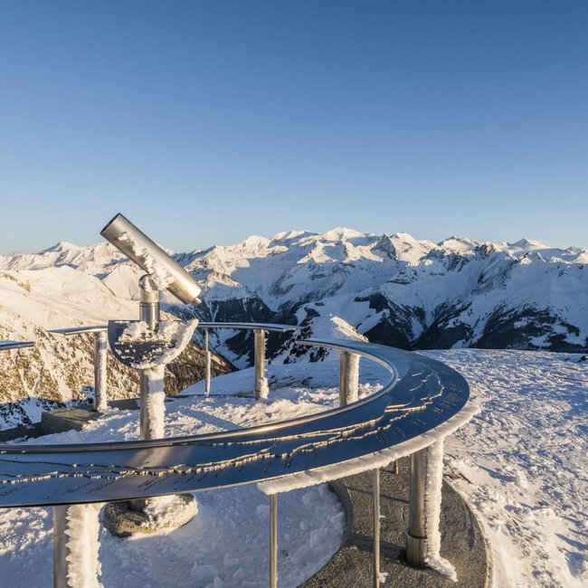Skifahren in Südtirol: Gitschberg Jochtal Fernrohr mit Schneebedecktem Geländer auf Berggipfel mit Alpen im Hintergrund
