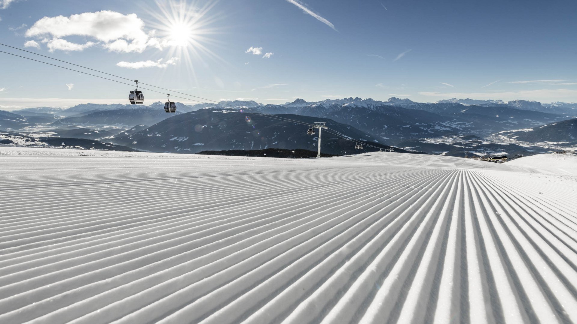 Skigebied Gitschberg Jochtal Gespoorde skipiste met stoeltjesliften en bergen op de achtergrond