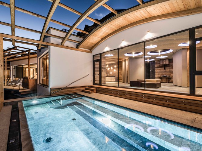 Willkommen in der Ferienregion Gitschberg Jochtal! Moderner Wellnessbereich mit beleuchtetem Pool und Glaswand