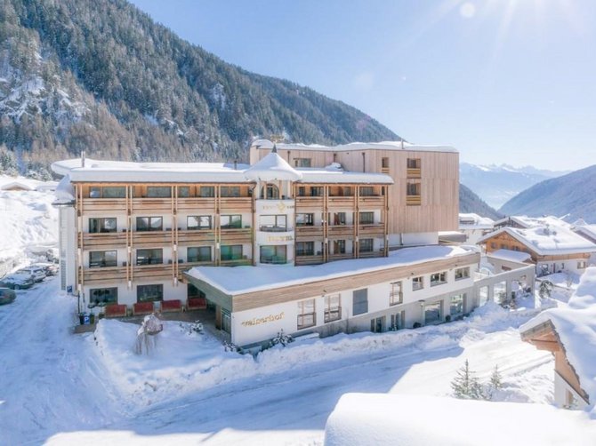 Willkommen in der Ferienregion Gitschberg Jochtal! Hotel im verschneiten Bergdorf bei Sonnenschein