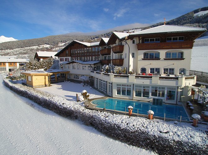 Willkommen in der Ferienregion Gitschberg Jochtal! Hotel mit Außenpool im verschneiten Winterbergpanorama