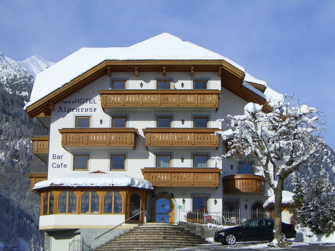 Willkommen in der Ferienregion Gitschberg Jochtal! Schneebedecktes Hotel mit Holzbalconies in alpiner Winterlandschaft