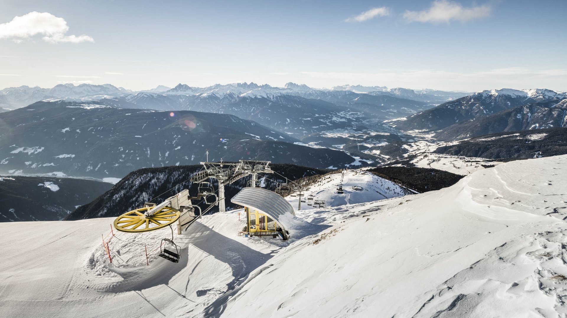 Skigebied Gitschberg Jochtal Stoeltjeslift op besneeuwde berg met uitzicht op de Alpen