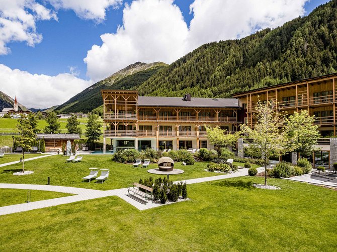Willkommen in der Ferienregion Gitschberg Jochtal! Hotel mit Garten und Liegestühlen in den Bergen bei Sonnenschein