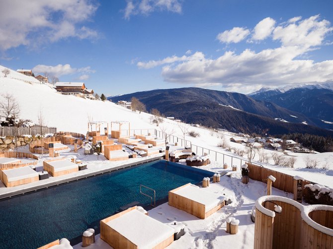Willkommen in der Ferienregion Gitschberg Jochtal! Outdoor Pool mit Winterlandschaft im Hintergrund