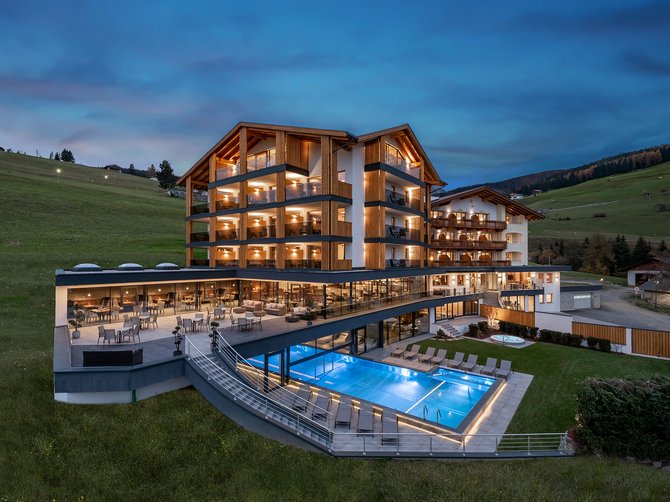 Willkommen in der Ferienregion Gitschberg Jochtal! Ein Hotel mit Pool von außen