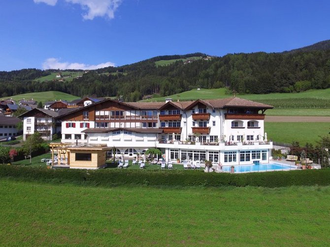 Willkommen in der Ferienregion Gitschberg Jochtal! Hotel in ländlicher Berglandschaft mit Pool und Liegestühlen