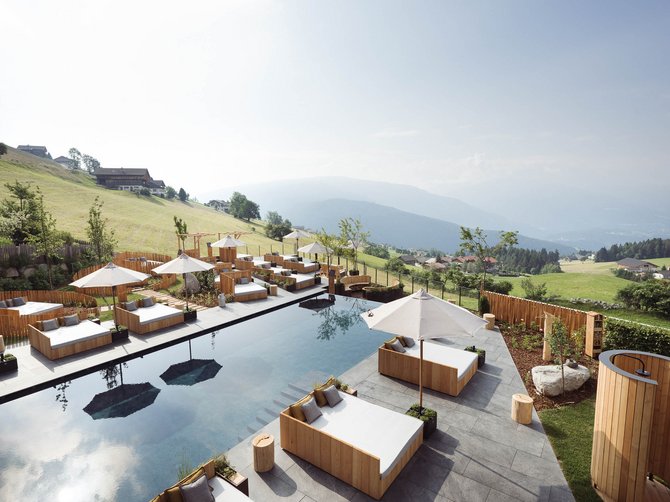 Willkommen in der Ferienregion Gitschberg Jochtal! Outdoor Pool mit Sommerlandschaft