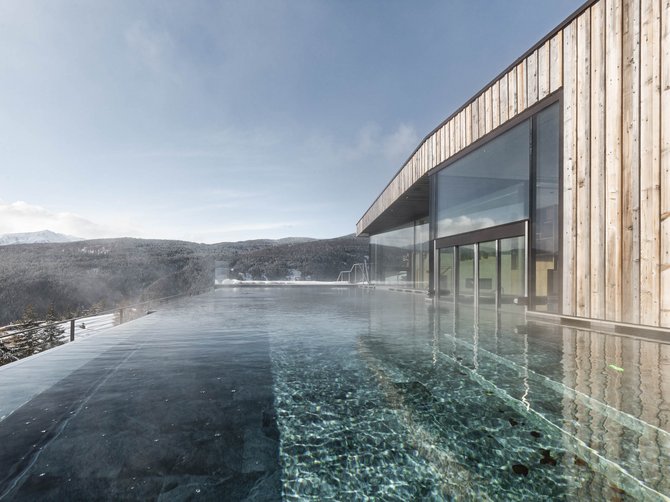 Willkommen in der Ferienregion Gitschberg Jochtal! Infinity Pool mit Aussicht auf eine bergige winterliche Landschaft